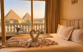 Roone Pyramids View Inn